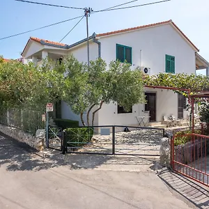 Apartman And Ruza, Trogir